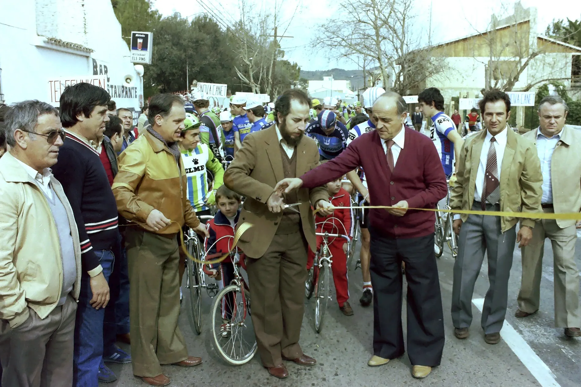 Autoridades cortan la cinta de salida de la primera Volta al Camp de Morvedre, en 1982, con los corredores detrás
