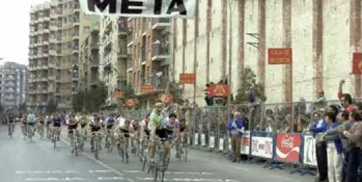 Javier Castellar se impone al sprint bajo la pancarta de meta, con el grupo detrás