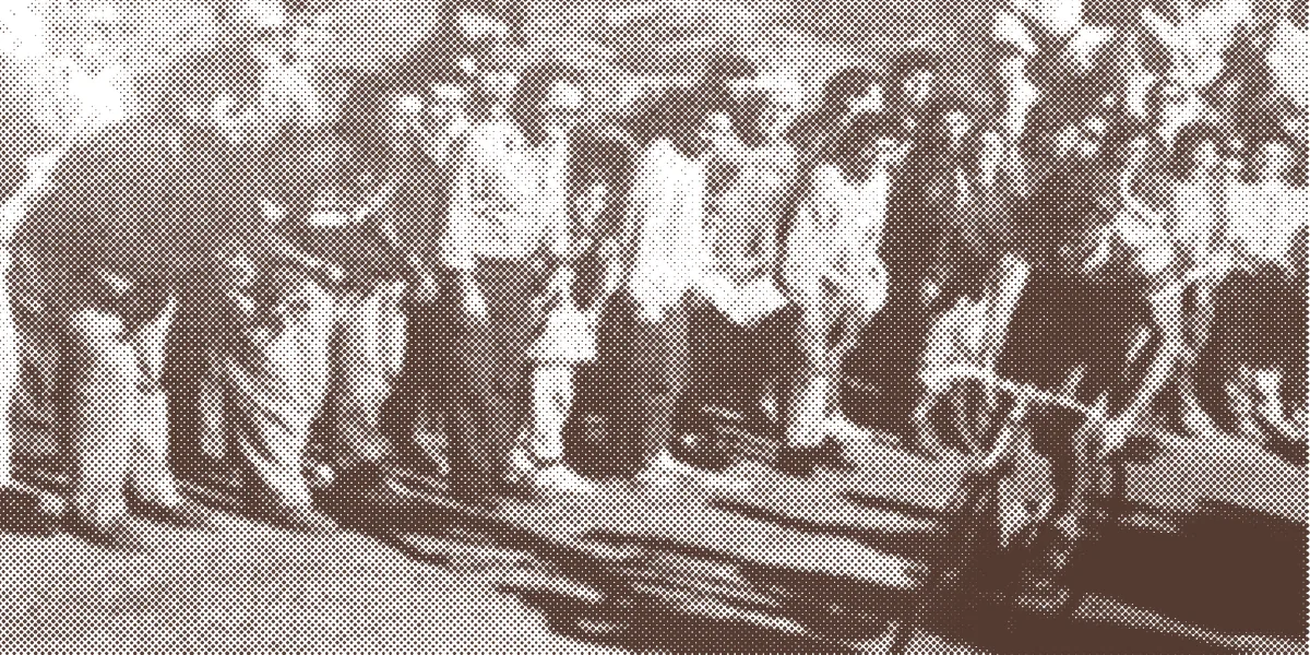 Erich Mächler sube el Garbí entre el público en 1988, en una foto antigua virada al verde