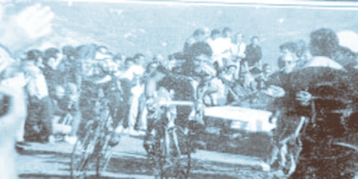 Corredores suben el Garbí entre el público en 1989, en una foto antigua virada al azul