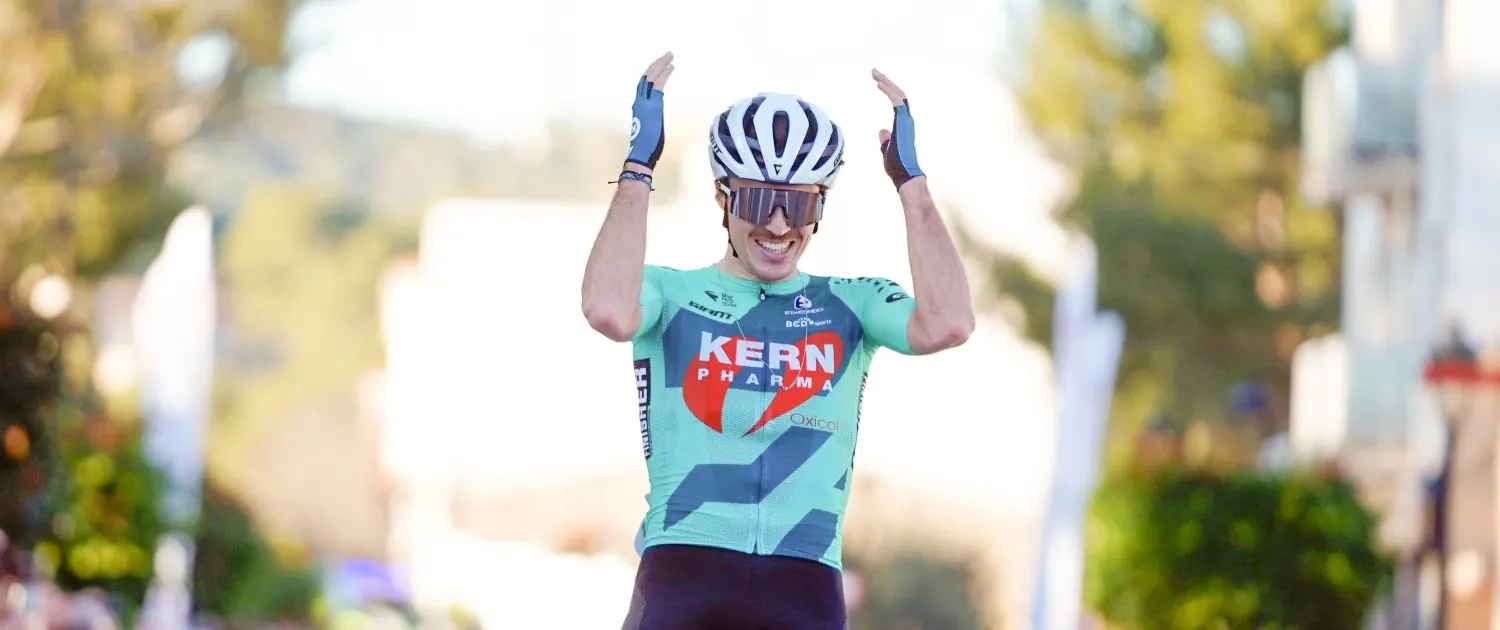 Urko Berrade, del Equipo Kern Pharma, celebra con los brazos en alto la victoria en la edición de 2025